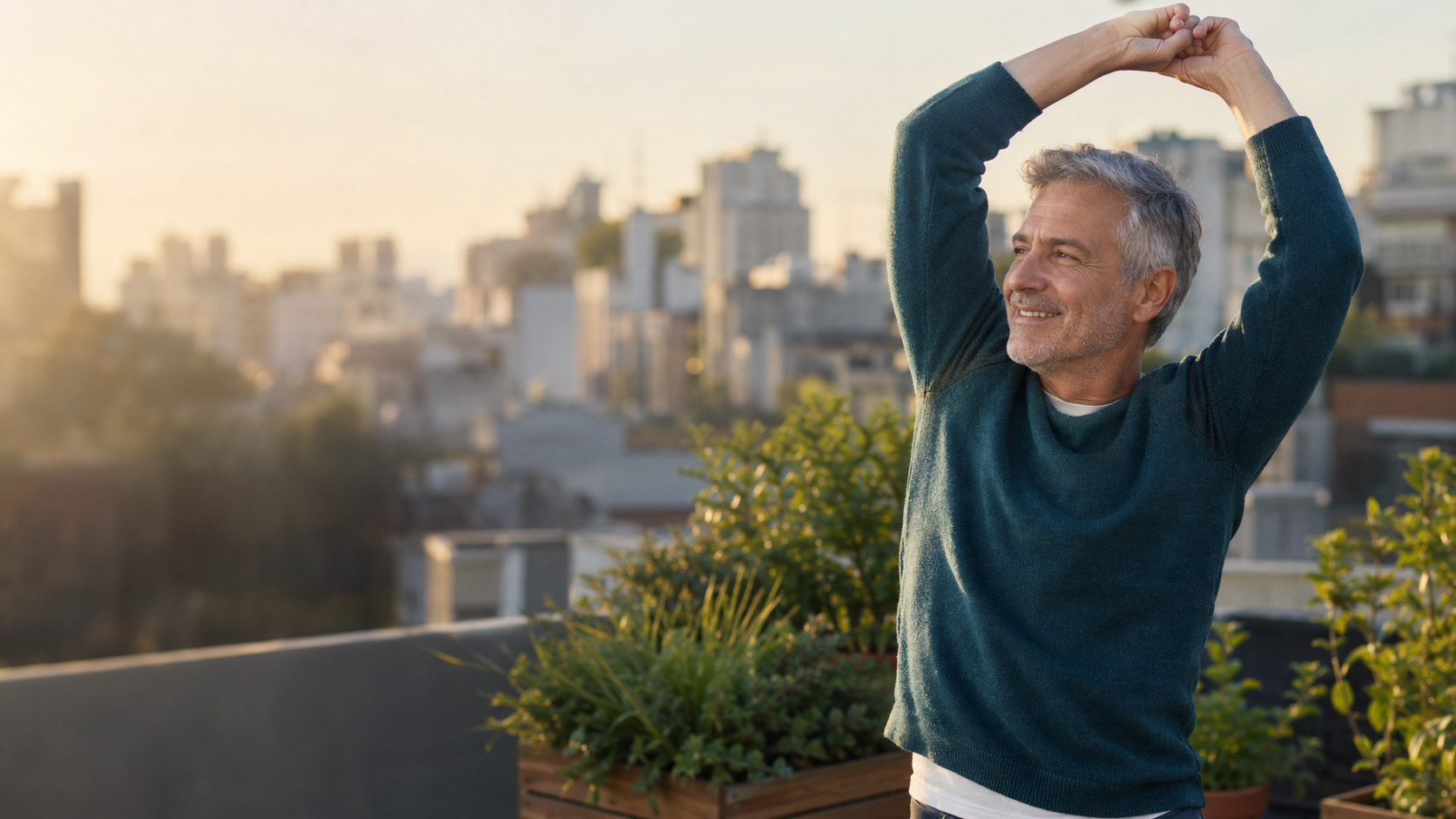 Hombre de más de 60 años estirándose en una terraza